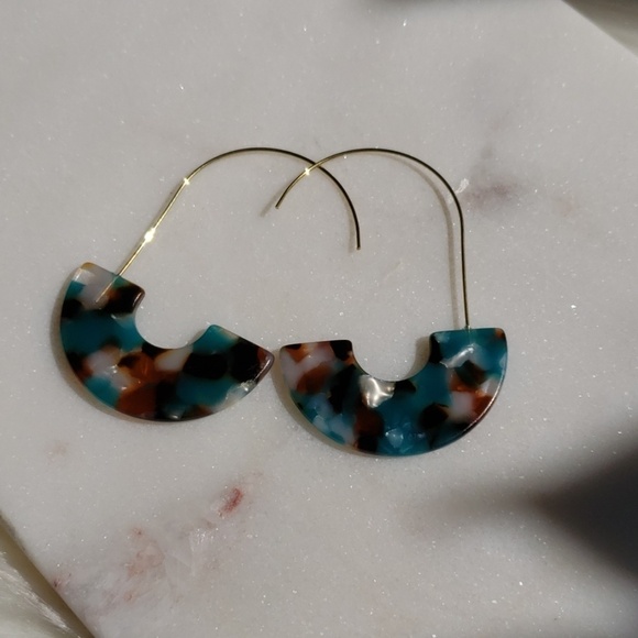 Acrylic 🎅 Tortoise Shell Resin Earrings - Picture 4 of 4